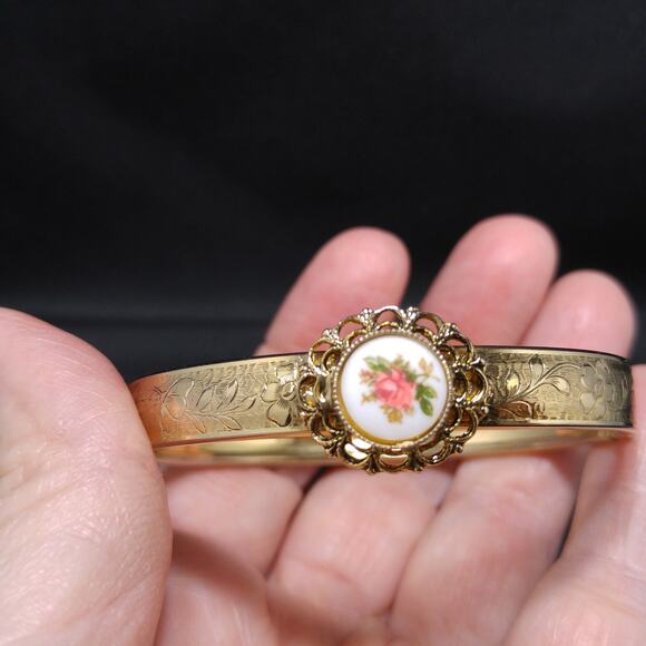 Vintage Floral Porcelain Hinged Bracelet, Repousse Gold Plated, 1950s - Picture 10 of 10